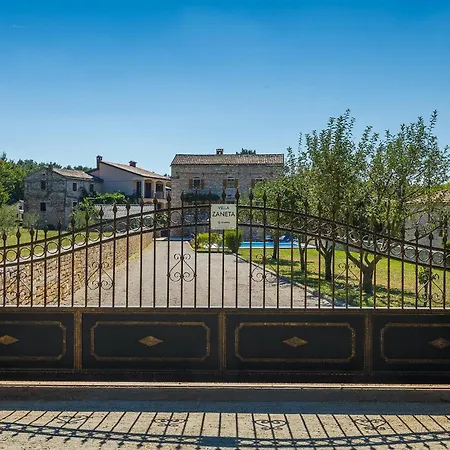Nyaraló Zaneta *